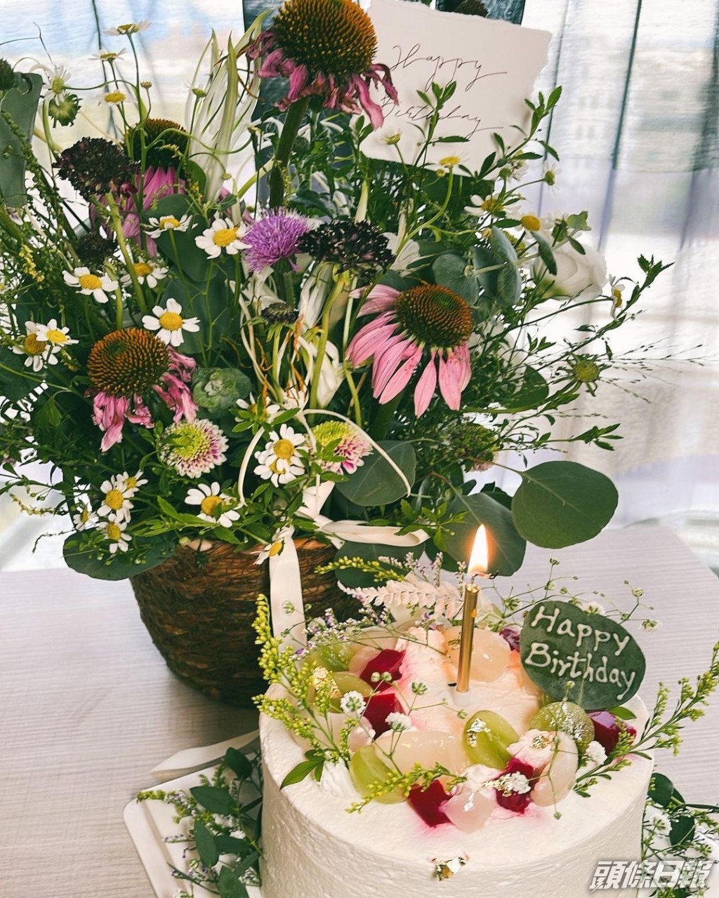 Ella收到老公準備的花籃及蛋糕。